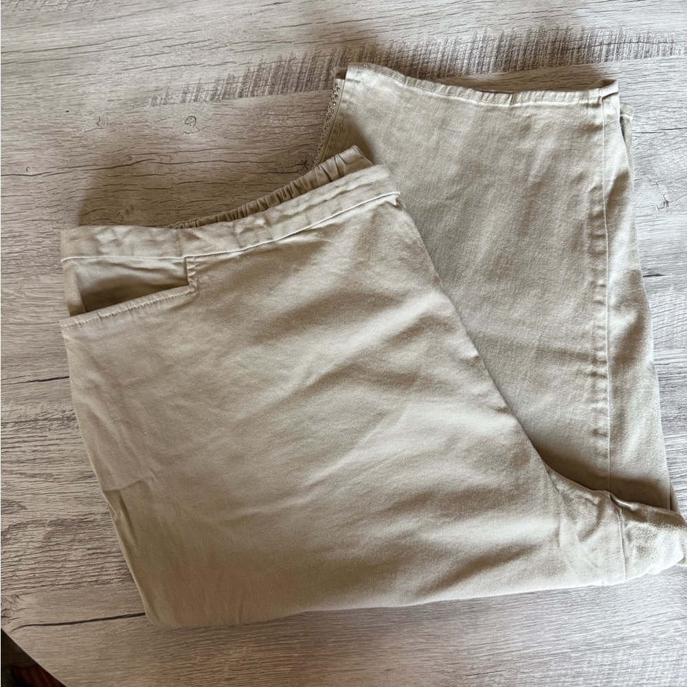 Catherines Woman’s Plus Size Tan Khaki Capris 3X 26/28W